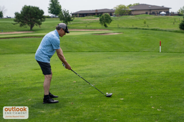 A man getting ready to swing his club.