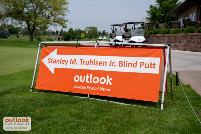 Stanley M. Truhlsen Jr. Blind Putt sign with an arrow.